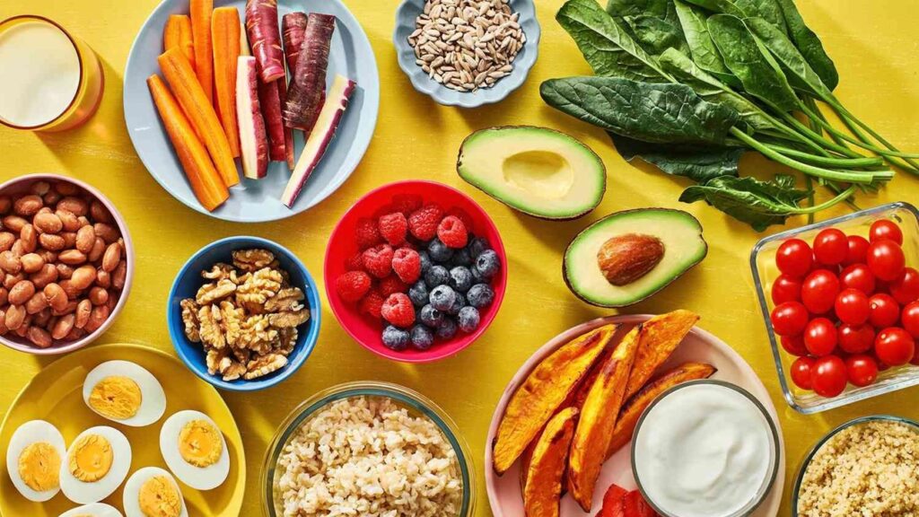 أطعمة صحية مدعومة علمياً تساعد على الحفاظ على قوة الأظافر ونضارة البشرة