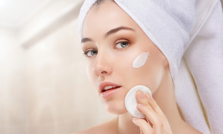 طريقة العناية بالبشرة المختلطة في المنزل.. ازاي تعالج البشرة المختلطة؟