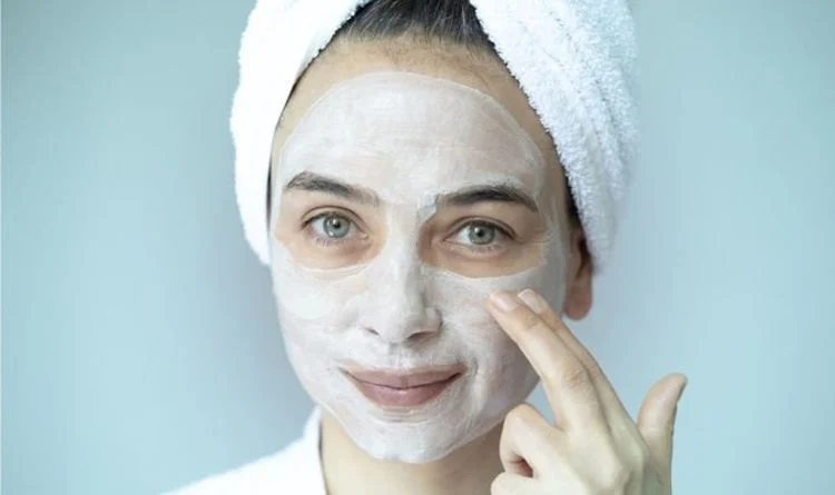 قناعات الوجه الطبيعية للحصول على بشرة مشرقة قبل الدوام