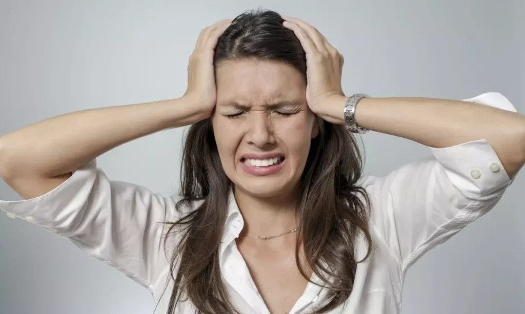 ما سبب صداع الحامل في الشهر الثالث؟