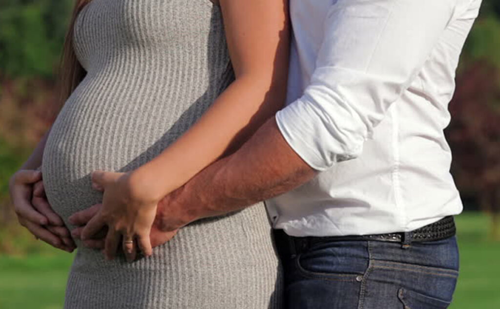 متى يتوقف الجماع للمرأة الحامل.. هل الجماع يضر الجنين؟ 2 متى يتوقف الجماع للمرأة الحامل.. هل الجماع يضر الجنين؟