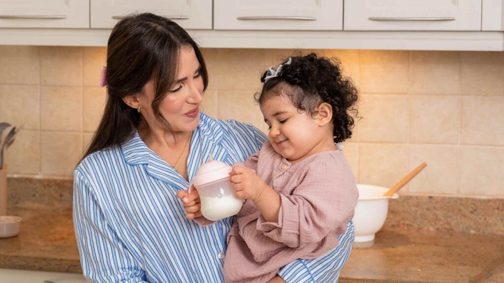 من الأفضل الحليب الصناعي أم الطبيعي للرضيع ولماذا؟