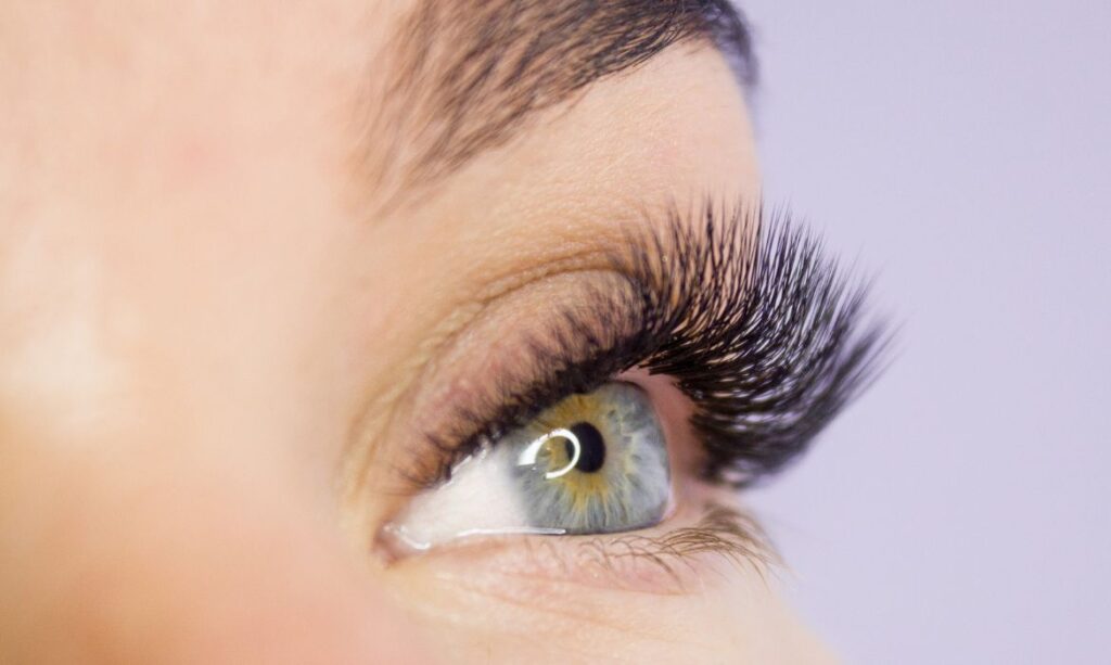 وصفة طبيعية لتطويل الرموش بسرعة