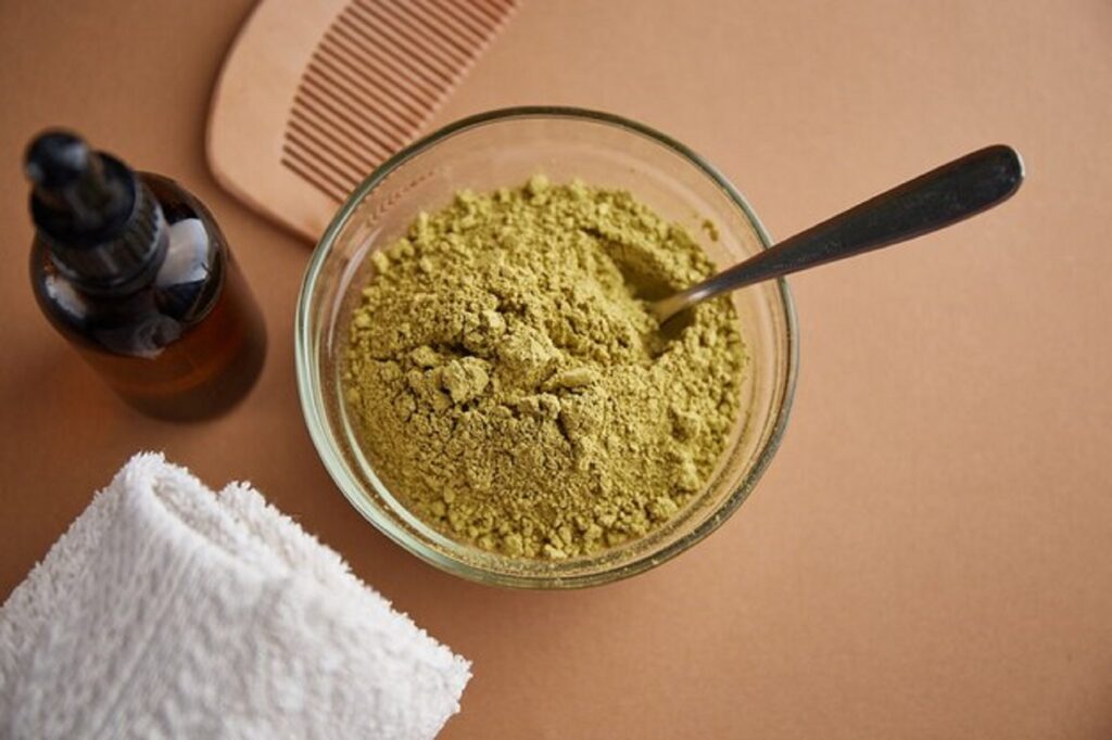 هل الحنة تساعد في تكثيف الشعر؟ 2 هل الحنة تساعد في تكثيف الشعر؟