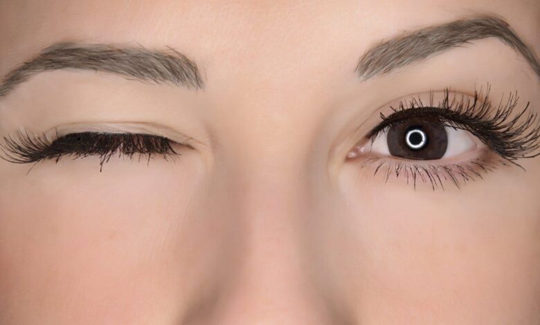 هل المسكرة تسبب تساقط الرموش؟