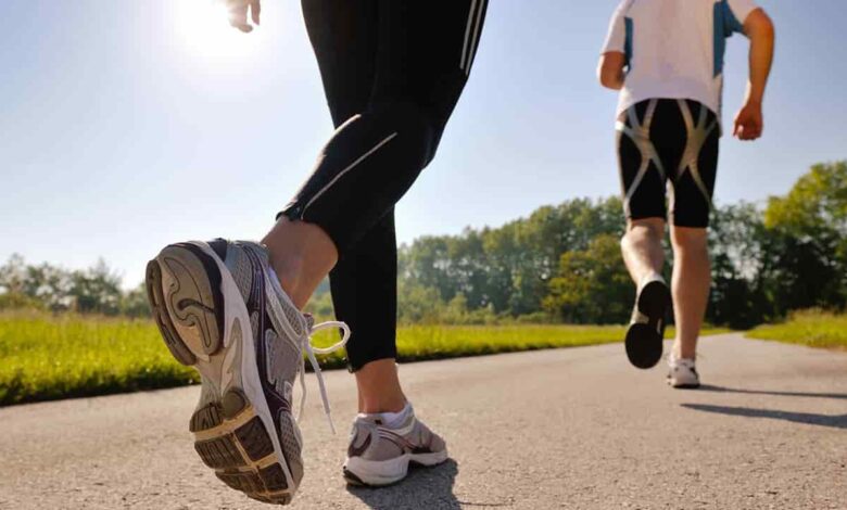 هل المشي يساعد على التنحيف؟ 2 هل المشي يساعد على التنحيف؟