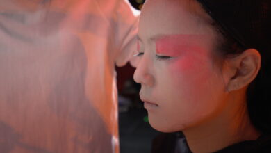 هل المكياج الزيتي يسبب حبوب على الوجه؟