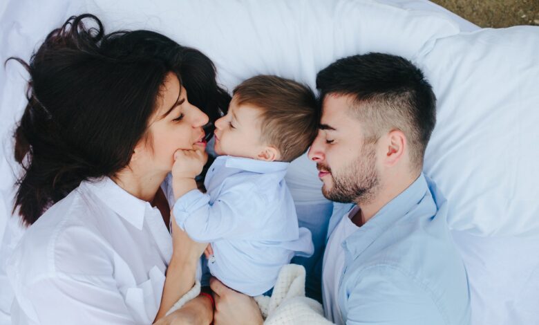 كيف تحافظين على الاتصال مع زوجك بعد إنجاب الأطفال؟
