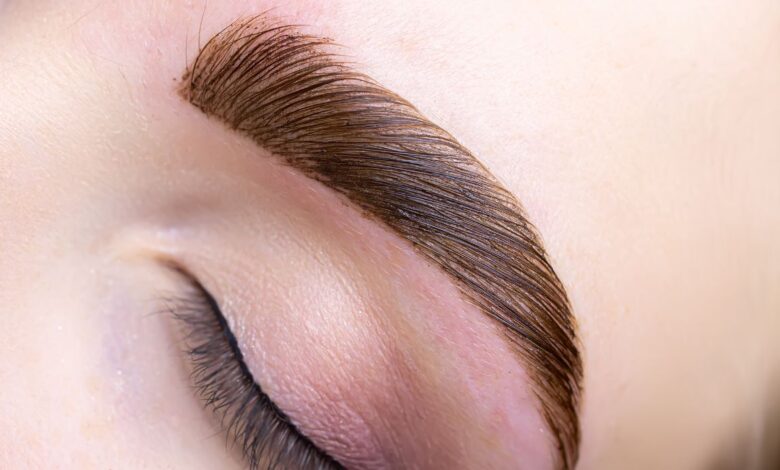 كيف تحصلين على حواجب كثيفة في المنزل؟ 8 كيف تحصلين على حواجب كثيفة في المنزل؟