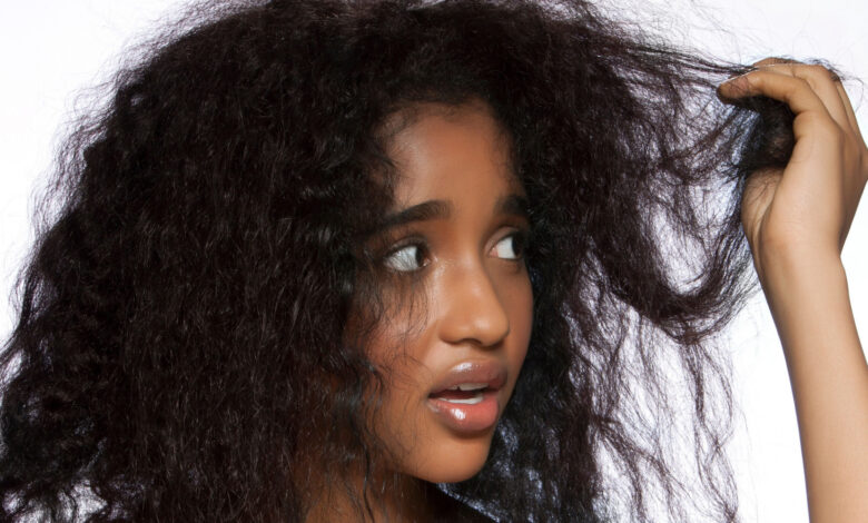كيفية العناية بالشعر المجعد بطرق حديثة