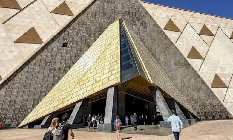 أبرز إطلالات الملوك والنجوم في حفل افتتاح المتحف المصري 5 أبرز إطلالات الملوك والنجوم في حفل افتتاح المتحف المصري