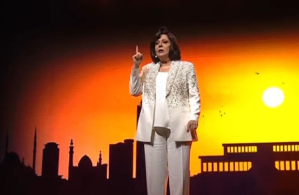 أبرز إطلالات الملوك والنجوم في حفل افتتاح المتحف المصري...