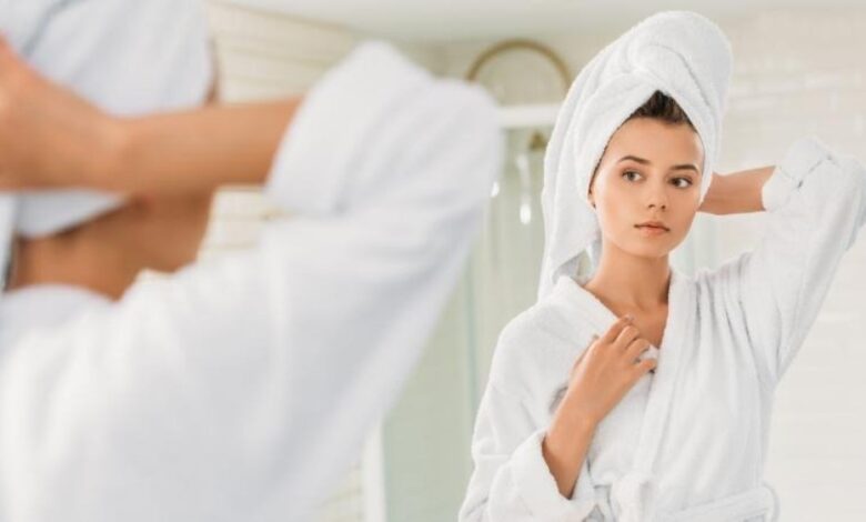 أبرز الأخطاء التي تقعين فيها بعد الاستحمام وتفسد جمالك شعرك دون أن تشعري