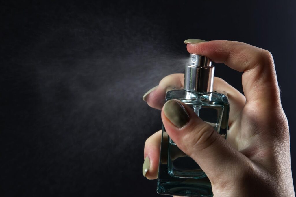 رائحتك تحكي عنك.. إليك الطريقة لاختيار العطر المناسب من بين أنواعه المختلفه