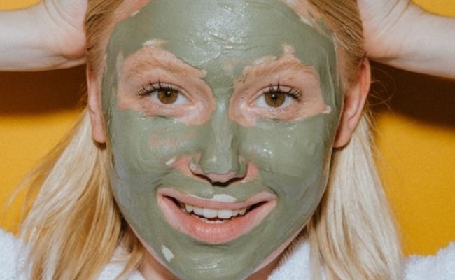 فوائد مذهلة للتقشير بالطحالب لبشرة نضرة وإشراقة طبيعية