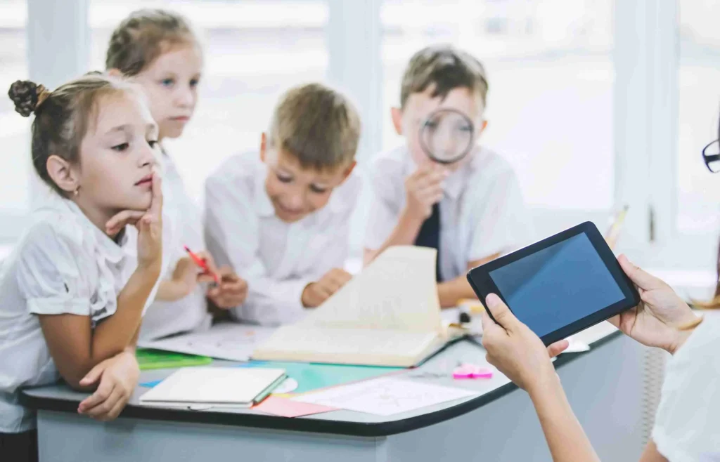 التحديات الحديثة في تربية الأطفال في عصر التكنولوجيا 2 التحديات الحديثة في تربية الأطفال في عصر التكنولوجيا