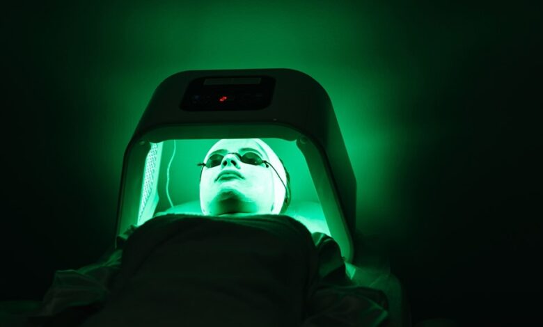 العلاج بالضوء الأخضر… هل يصبح سر إشراقة بشرتك القادم؟