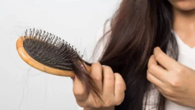 لماذا يتساقط الشعر بكثرة هذه الأيام؟
