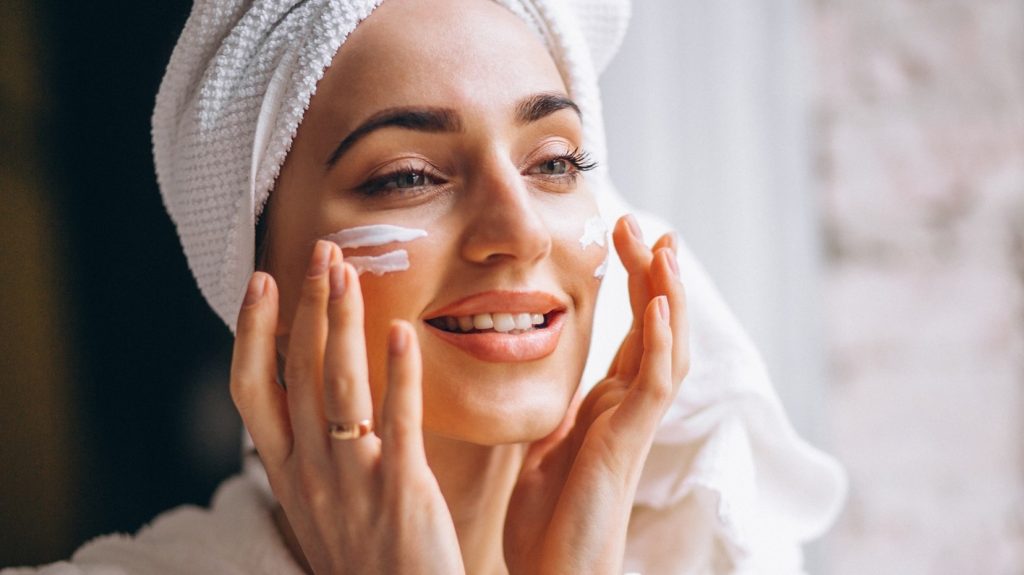 7 مكونات طبيعية تعيد النضارة لبشرتك