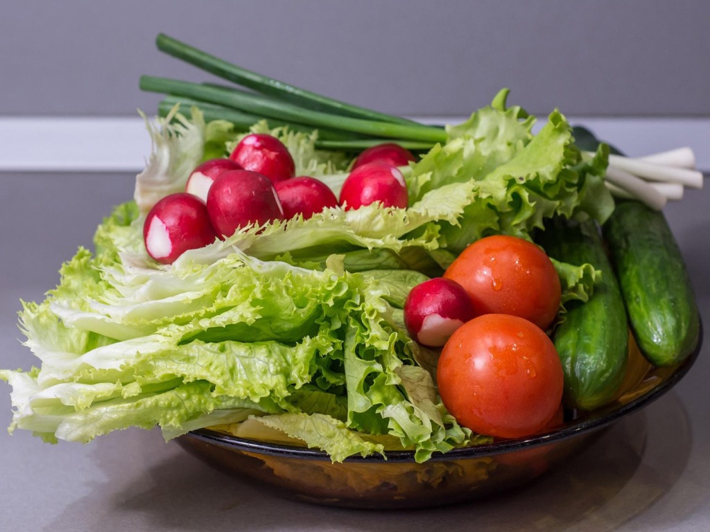 لماذا يُنصح بتناول الخس في السحور؟ القيمة الغذائية والفوائد 2 لماذا يُنصح بتناول الخس في السحور؟ القيمة الغذائية والفوائد