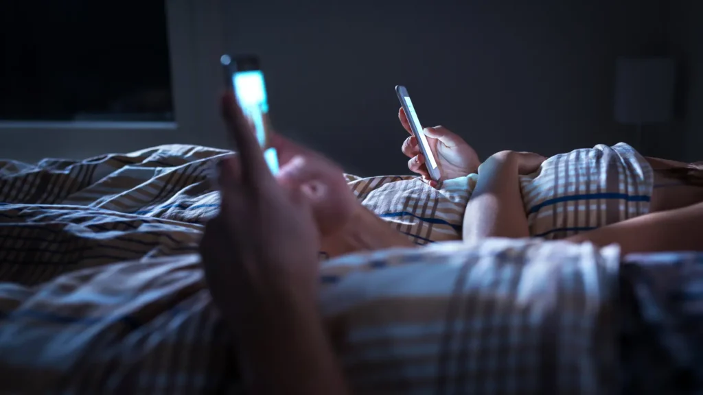 هل مواقع التواصل الاجتماعي تدمر العلاقة الزوجية؟