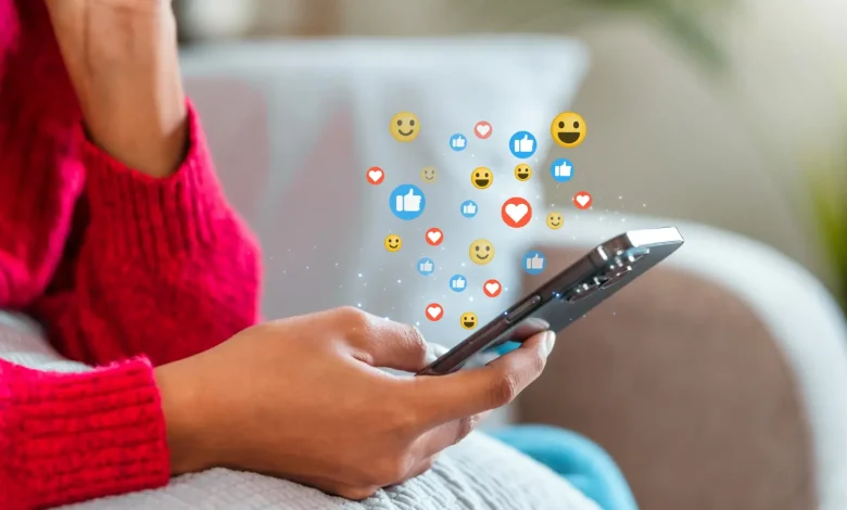 هل مواقع التواصل الاجتماعي تدمر العلاقة الزوجية؟