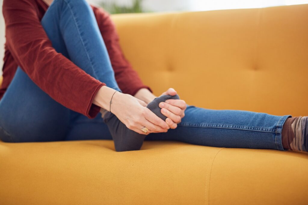 انتفاخ القدمين خلال الشهر الخامس: متى يكون طبيعياً ومتى يصبح خطيراً؟