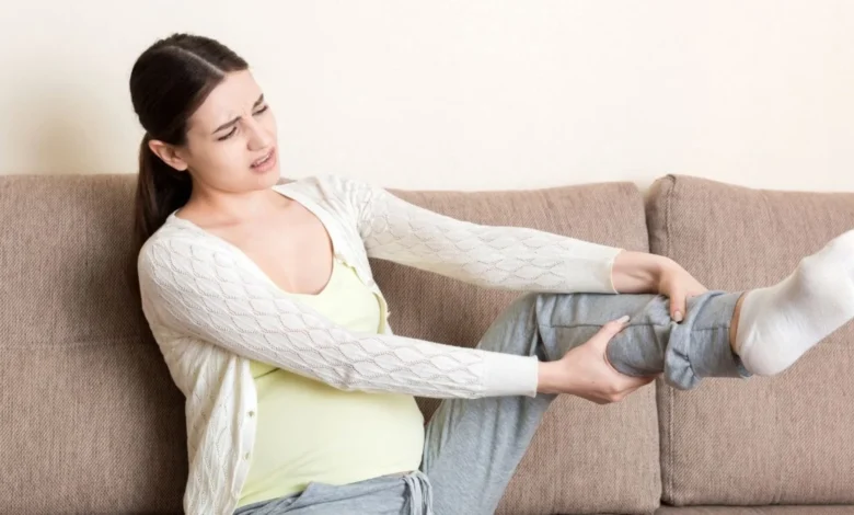 انتفاخ القدمين خلال الشهر الخامس: متى يكون طبيعياً ومتى يصبح خطيراً؟