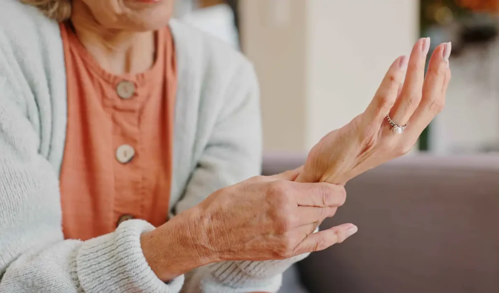 كيف تحافظين على صحة عظامك بعد انقطاع الطمث وتجنب الهشاشة 2 كيف تحافظين على صحة عظامك بعد انقطاع الطمث وتجنب الهشاشة