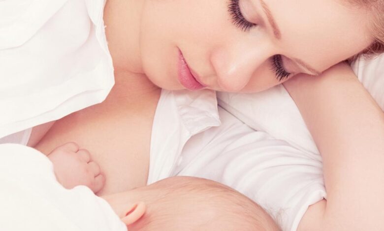 الرضاعة الطبيعية مقابل الصناعية.. من يمنح طفلك وقاية أكبر من الأمراض؟