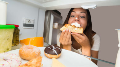 كيف تتعامل مع الرغبة المفاجئة في تناول الطعام ليلًا؟ خطوات بسيطة للسيطرة عليها