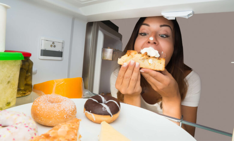 كيف تتعامل مع الرغبة المفاجئة في تناول الطعام ليلًا؟ خطوات بسيطة للسيطرة عليها