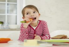كيف تعود طفلك على تناول الطعام الصحي؟