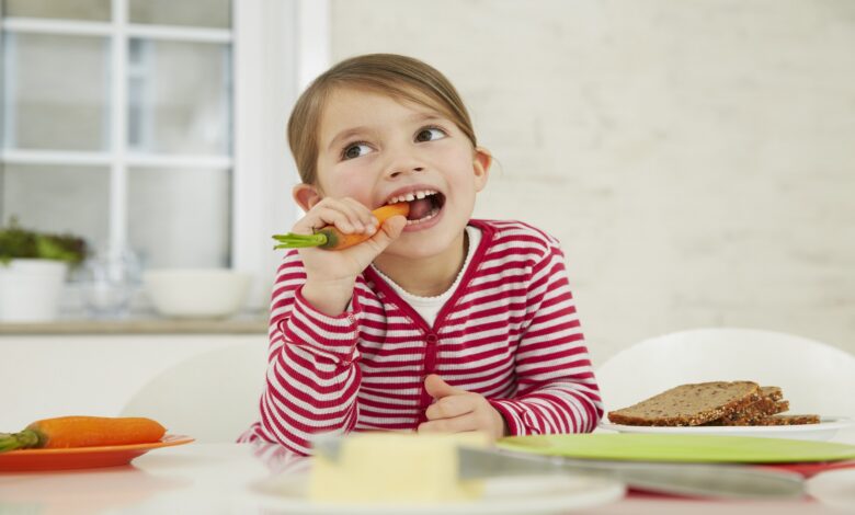 كيف تعود طفلك على تناول الطعام الصحي؟