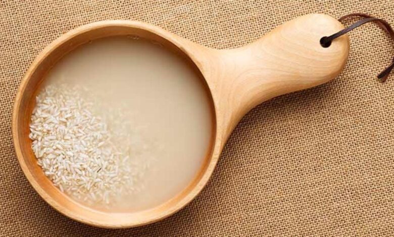 كيف يساعد ماء الأرز في تفتيح البشرة وتوحيد لونها؟ 1 كيف يساعد ماء الأرز في تفتيح البشرة وتوحيد لونها؟