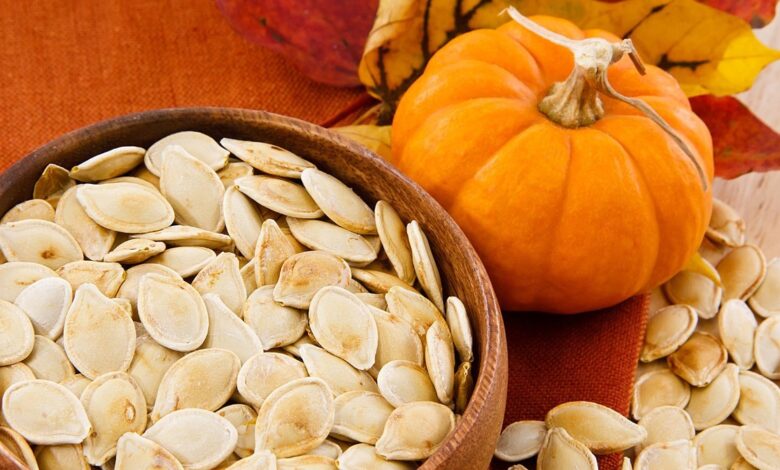 لماذا ينصح خبراء التغذية بتناول بذور القرع؟ فوائد صحية لا تفوت 1 لماذا ينصح خبراء التغذية بتناول بذور القرع؟ فوائد صحية لا تفوت