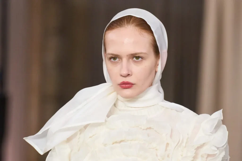 نصائح مهمة للحفاظ على شعرك ناعماً تحت الطرحة طوال اليوم