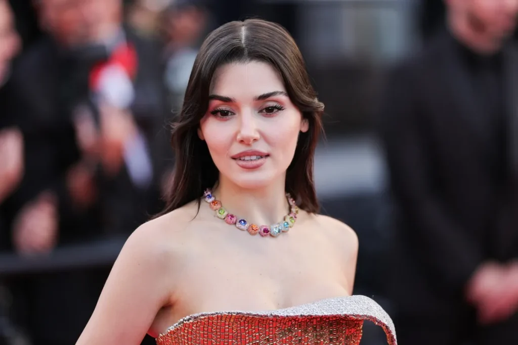 هاندا أرتشيل تتألق بالفستان الذهبي في مهرجان كان السينمائي 2026