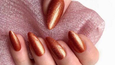 أظافر الكروم والمعدنية صيحة 2026.. تعرف على أشكالها