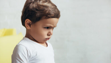 كيف تتعاملين مع الطفل الحساس عاطفياً
