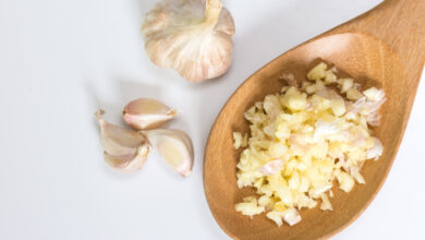 الثوم سلاحك الطبيعي ضد الأمراض ومفتاح صحة قلبك.. تعرفي على فوائد الثوم