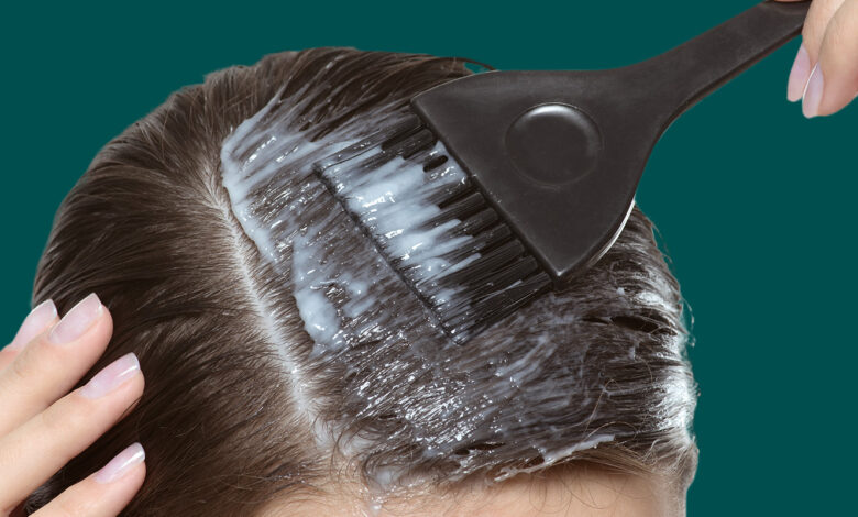 كم من الوقت يجب أن تبقى الصبغة على الشعر للحصول على أفضل نتيجة؟