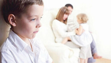لماذا يعد التمييز في التربية خطراً على صحة الأطفال النفسية؟