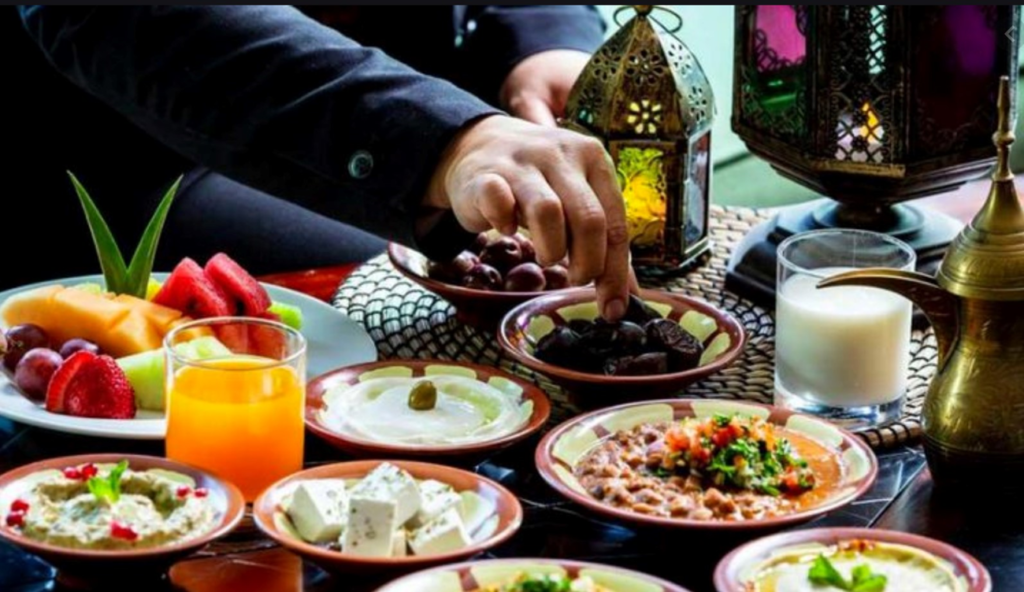 لماذا ينصح بعدم النوم بعد وجبة السحور مباشرة؟